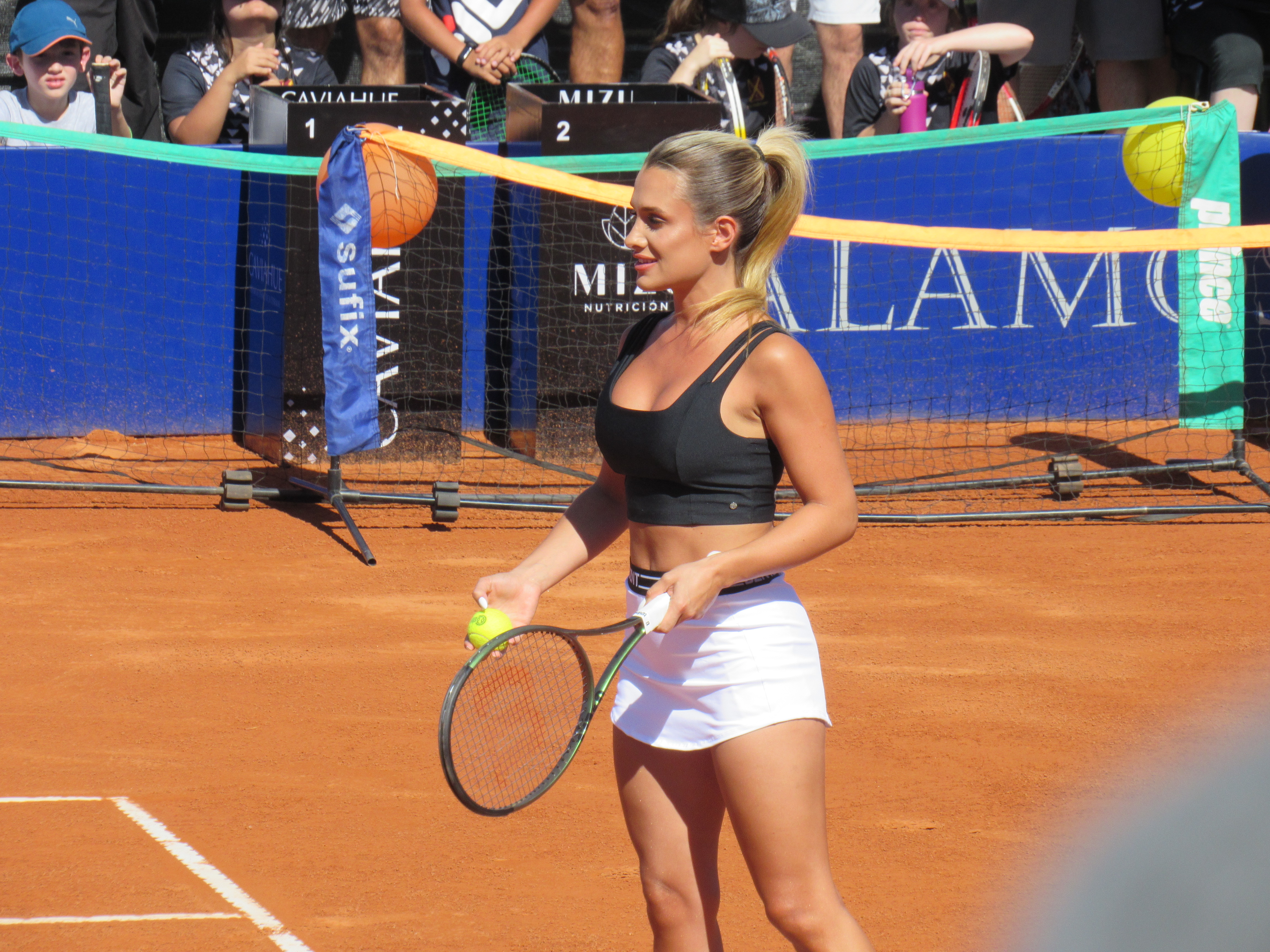 Cami Homs con una raqueta durante una exhibición en el Córdoba Open
