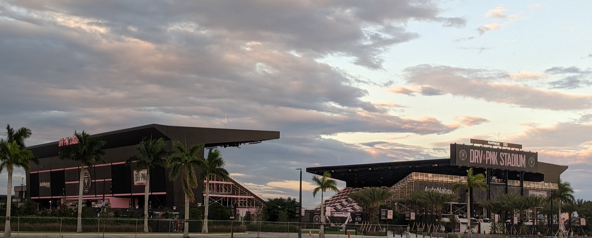 Estadio de Inter Miami iluminado durante un partido de fútbol en Florida