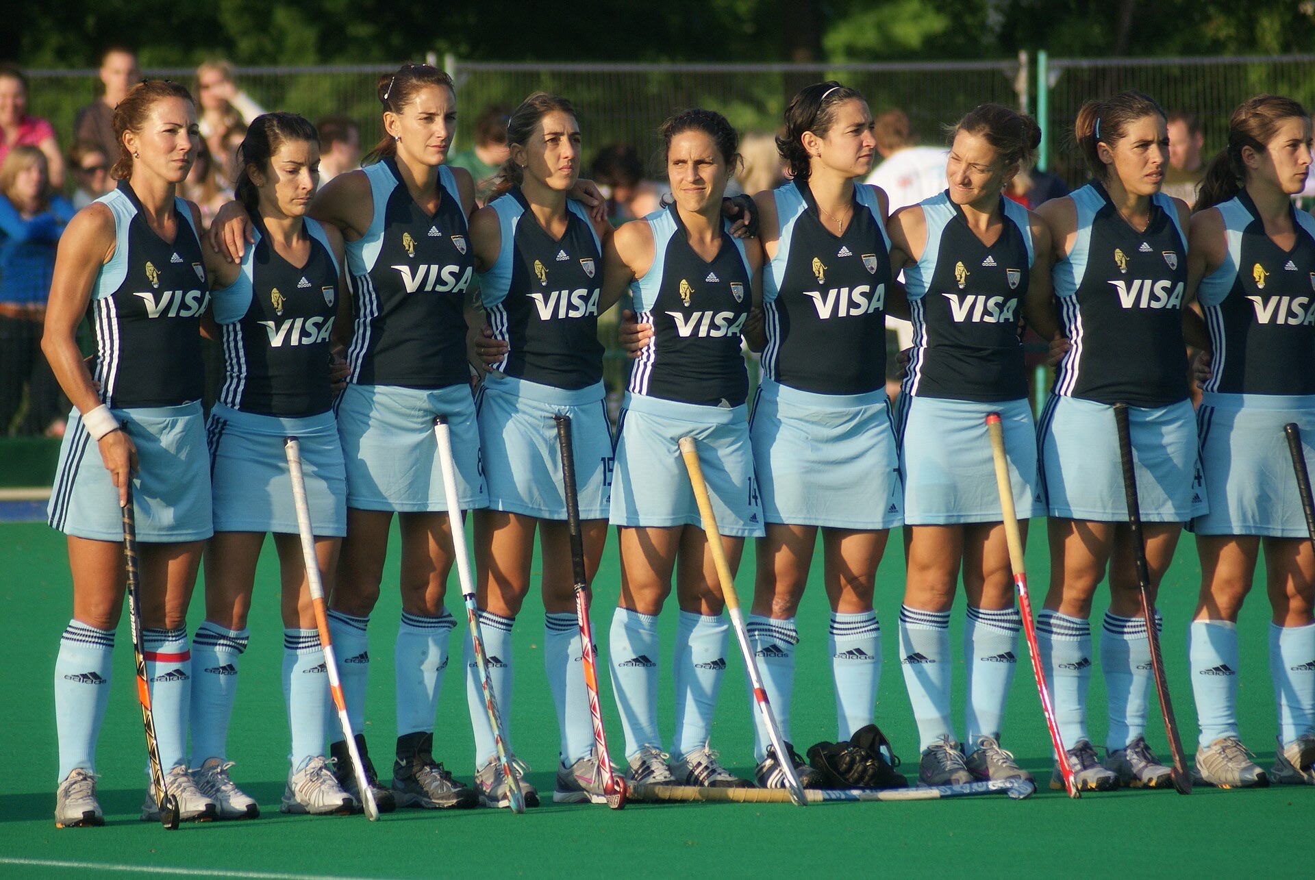 Jugadoras de Las Leonas reunidas en un partido internacional de hockey sobre césped
